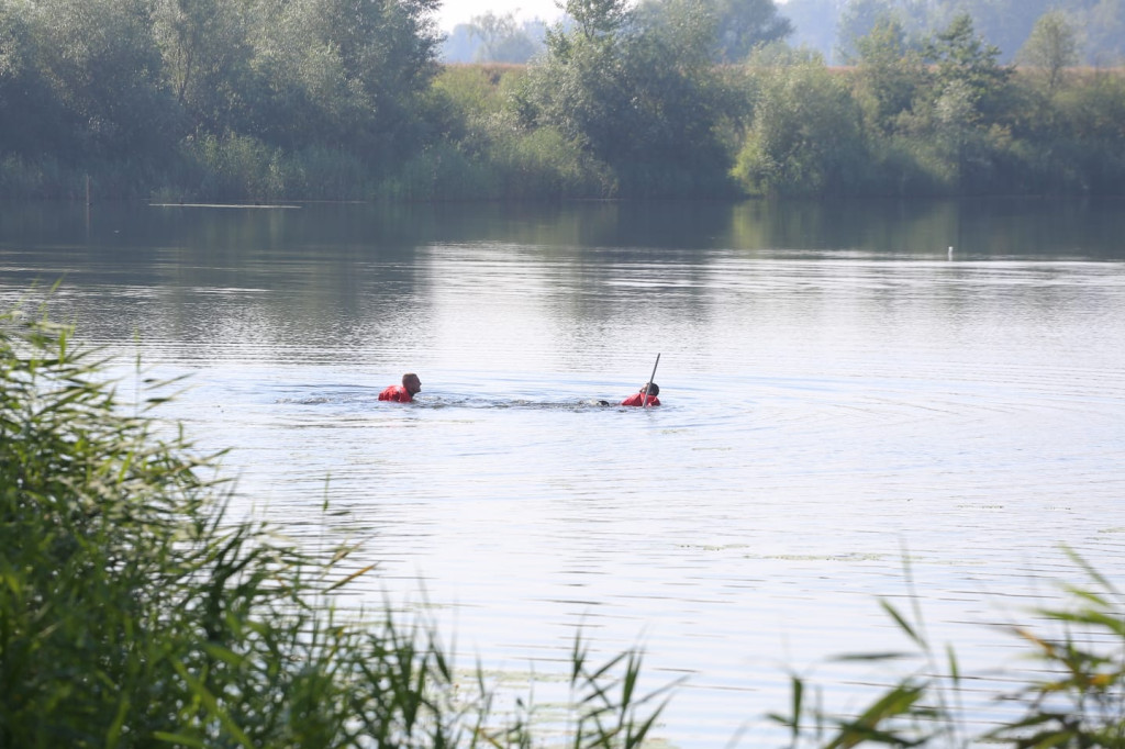 Przewrócony ponton dryfował po Babim Lochu [aktualizacja - strażacy zakończyli akcję]