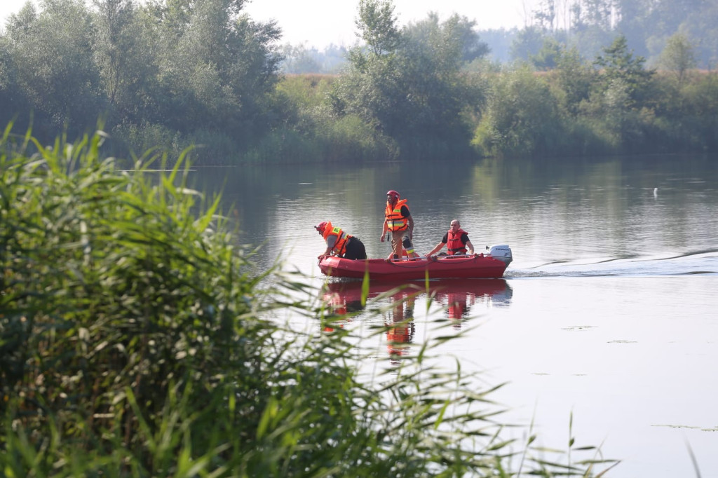 Przewrócony ponton dryfował po Babim Lochu [aktualizacja - strażacy zakończyli akcję]