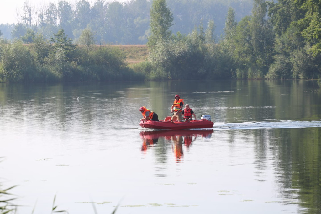 Przewrócony ponton dryfował po Babim Lochu [aktualizacja - strażacy zakończyli akcję]