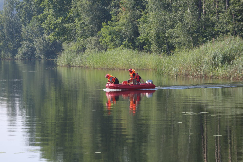 Przewrócony ponton dryfował po Babim Lochu [aktualizacja - strażacy zakończyli akcję]