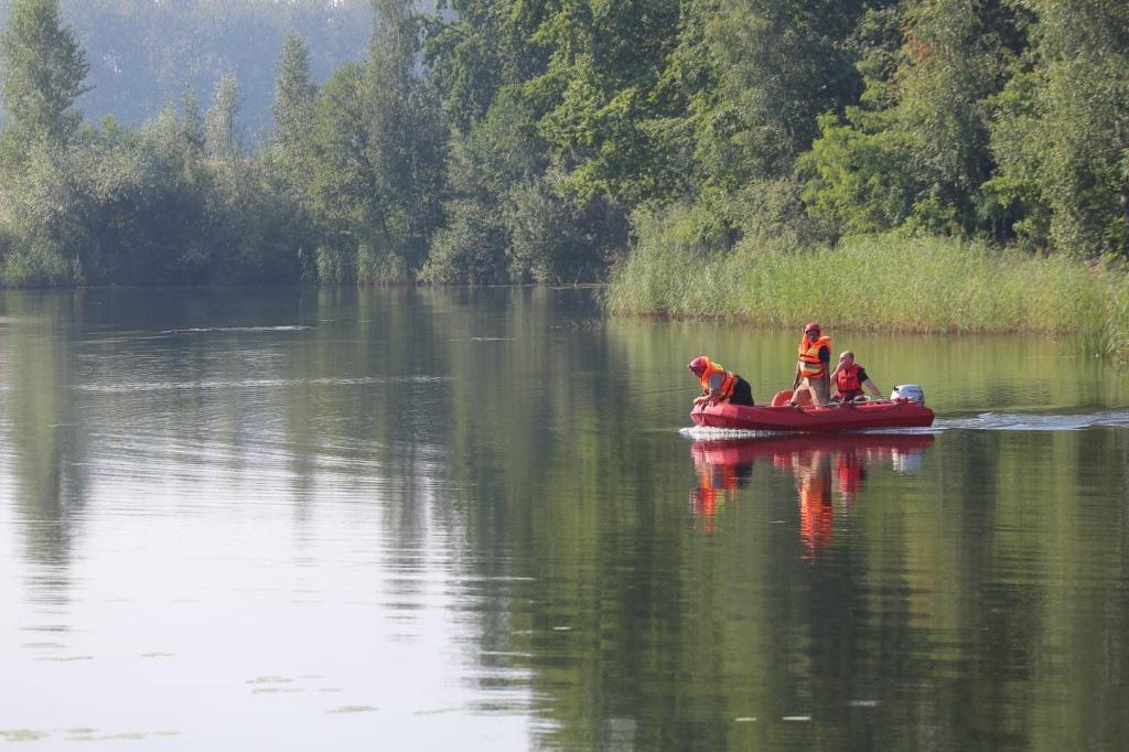 Przewrócony ponton dryfował po Babim Lochu [aktualizacja - strażacy zakończyli akcję]