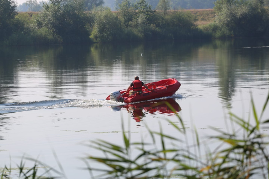 Przewrócony ponton dryfował po Babim Lochu [aktualizacja - strażacy zakończyli akcję]