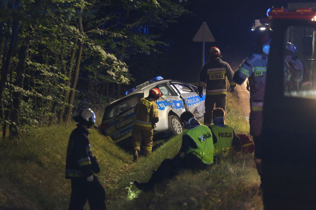 Zderzenie radiowozu z osobówką. Oba pojazdy wylądowały w rowie