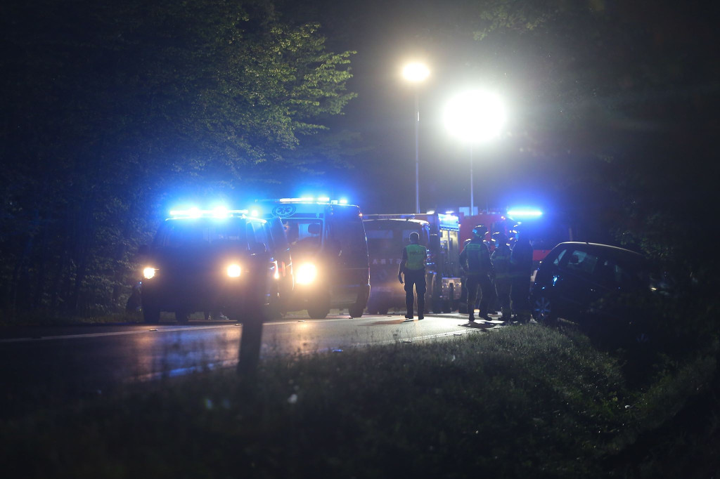 Zderzenie radiowozu z osobówką. Oba pojazdy wylądowały w rowie