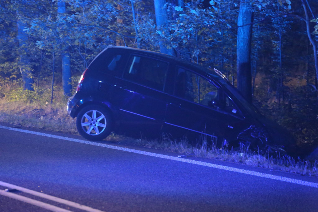 Zderzenie radiowozu z osobówką. Oba pojazdy wylądowały w rowie