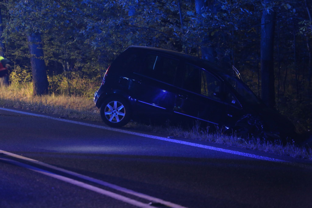 Zderzenie radiowozu z osobówką. Oba pojazdy wylądowały w rowie