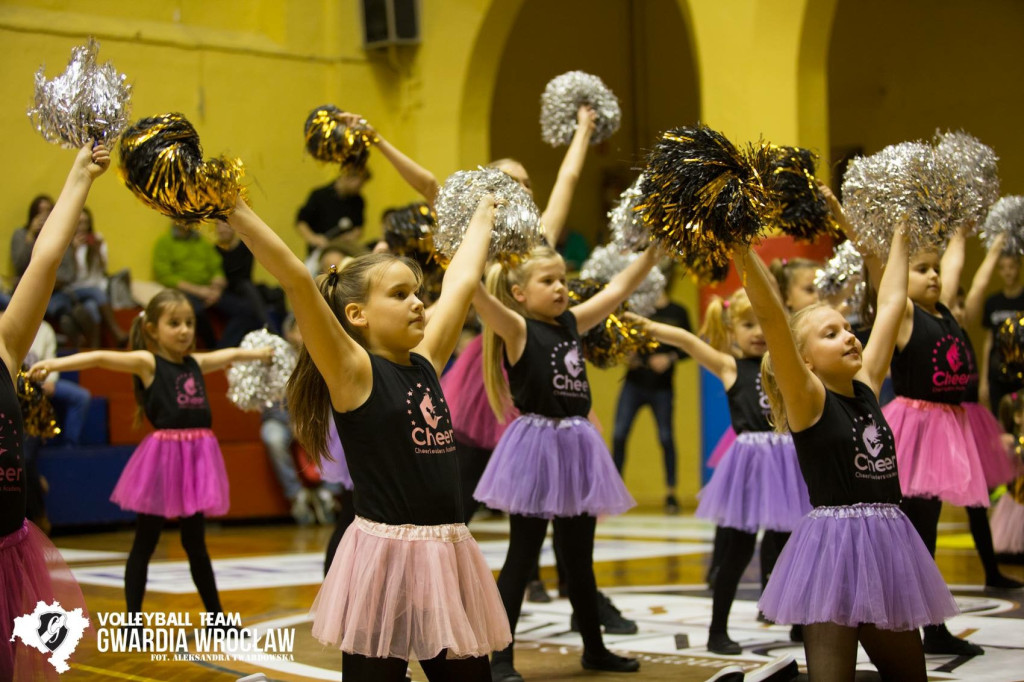 Akademia Cheerleaderek zaprasza na najlepsze zajęcia taneczne z pomponami oraz akrobatykę