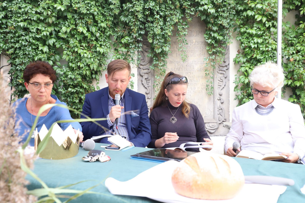 Narodowe Czytanie na dziedzińcu piastowskiego zamku