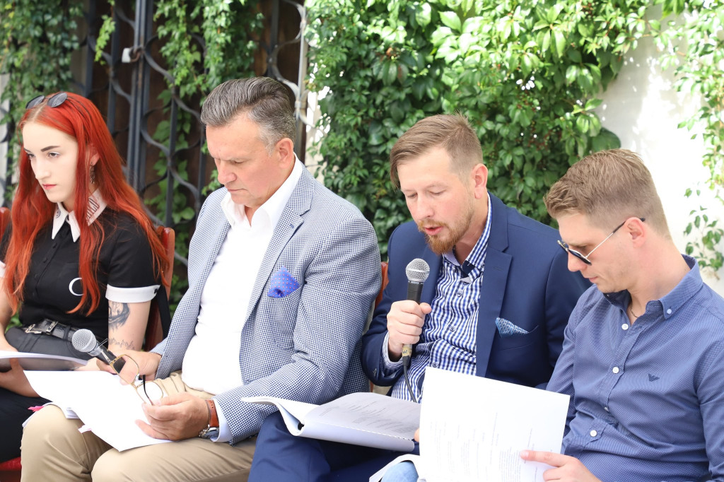 Narodowe Czytanie na dziedzińcu piastowskiego zamku