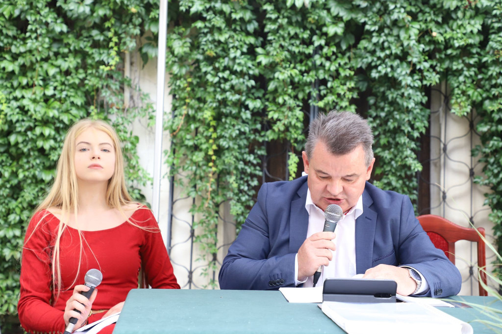 Narodowe Czytanie na dziedzińcu piastowskiego zamku