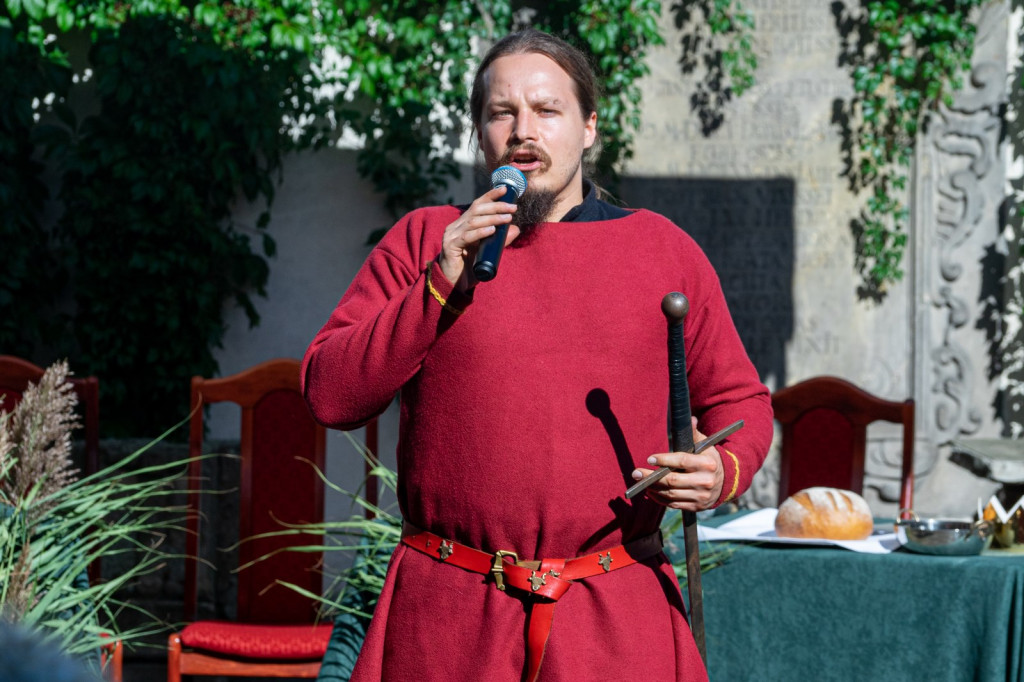 Narodowe Czytanie na dziedzińcu piastowskiego zamku