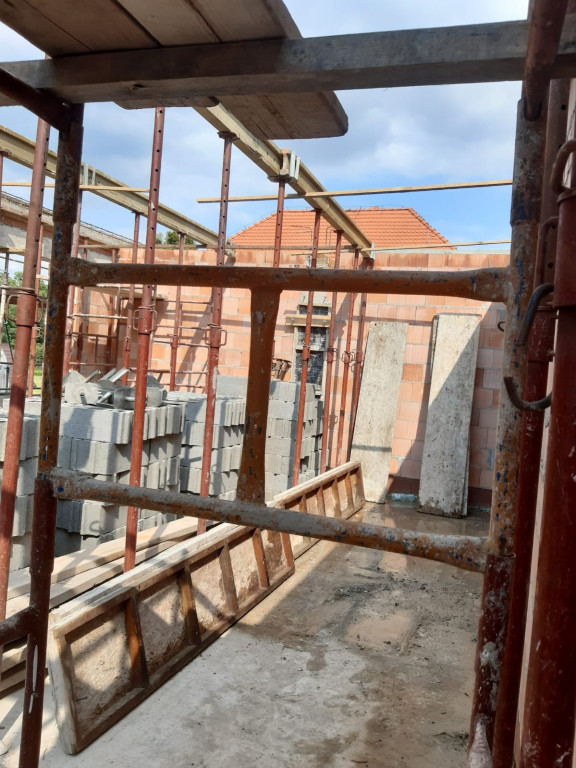 Budowa sal lekcyjnych w Mąkoszycach