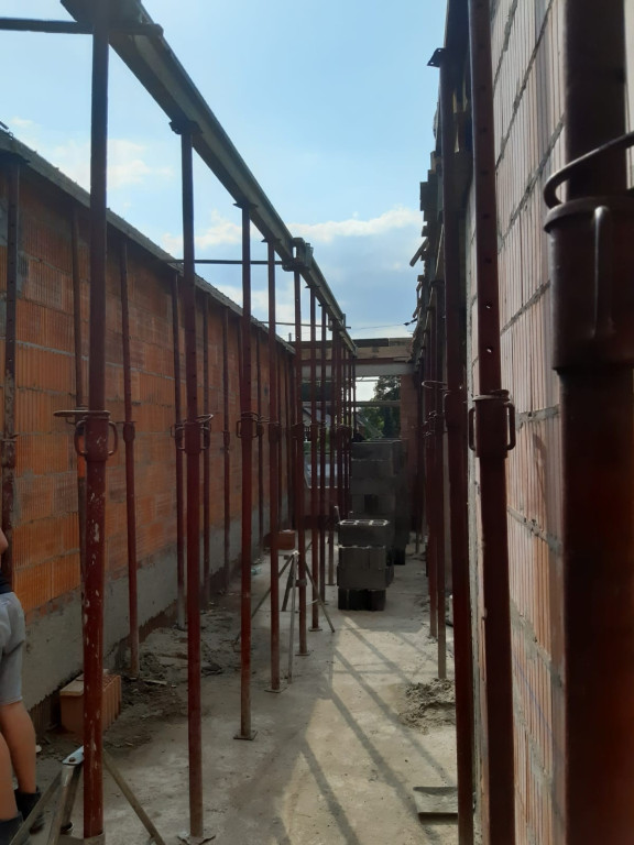 Budowa sal lekcyjnych w Mąkoszycach