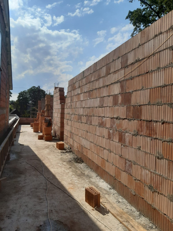 Budowa sal lekcyjnych w Mąkoszycach