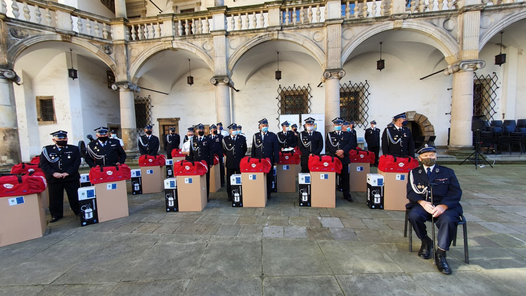 Ochotnicze jednostki straży pożarnej otrzymały pakiety środków ochrony osobistej