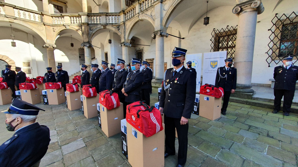 Ochotnicze jednostki straży pożarnej otrzymały pakiety środków ochrony osobistej