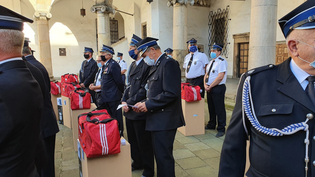 Ochotnicze jednostki straży pożarnej otrzymały pakiety środków ochrony osobistej