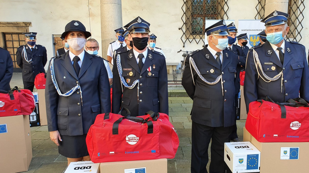 Ochotnicze jednostki straży pożarnej otrzymały pakiety środków ochrony osobistej