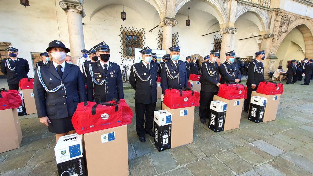 Ochotnicze jednostki straży pożarnej otrzymały pakiety środków ochrony osobistej