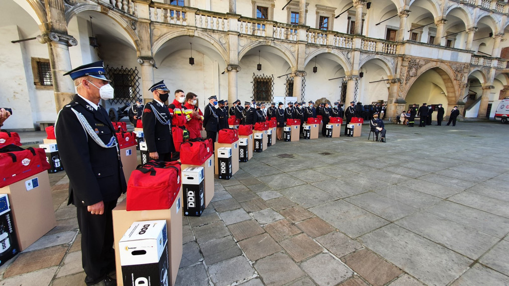 Ochotnicze jednostki straży pożarnej otrzymały pakiety środków ochrony osobistej