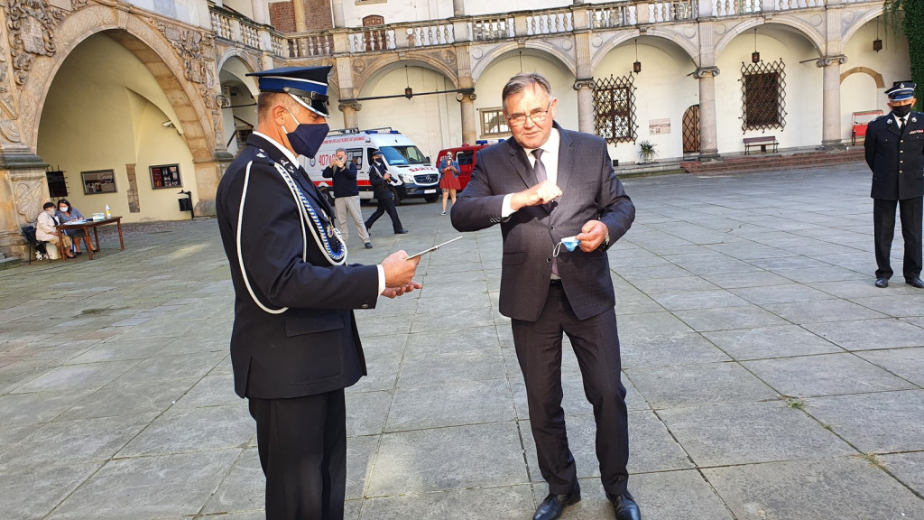 Ochotnicze jednostki straży pożarnej otrzymały pakiety środków ochrony osobistej