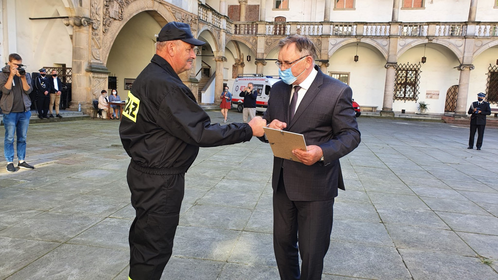 Ochotnicze jednostki straży pożarnej otrzymały pakiety środków ochrony osobistej