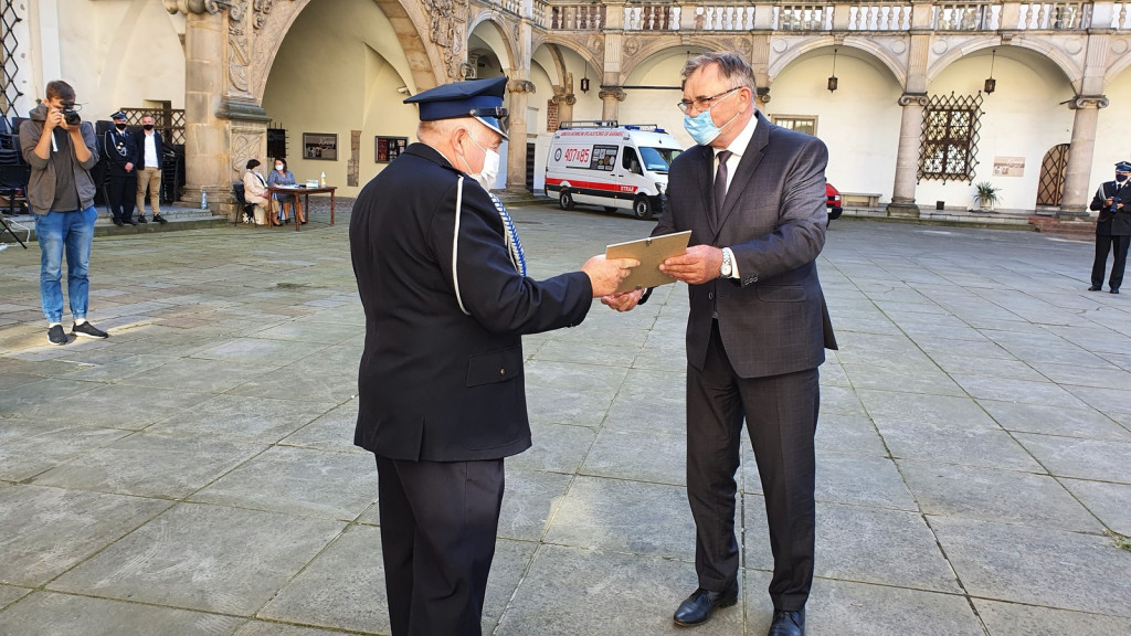 Ochotnicze jednostki straży pożarnej otrzymały pakiety środków ochrony osobistej