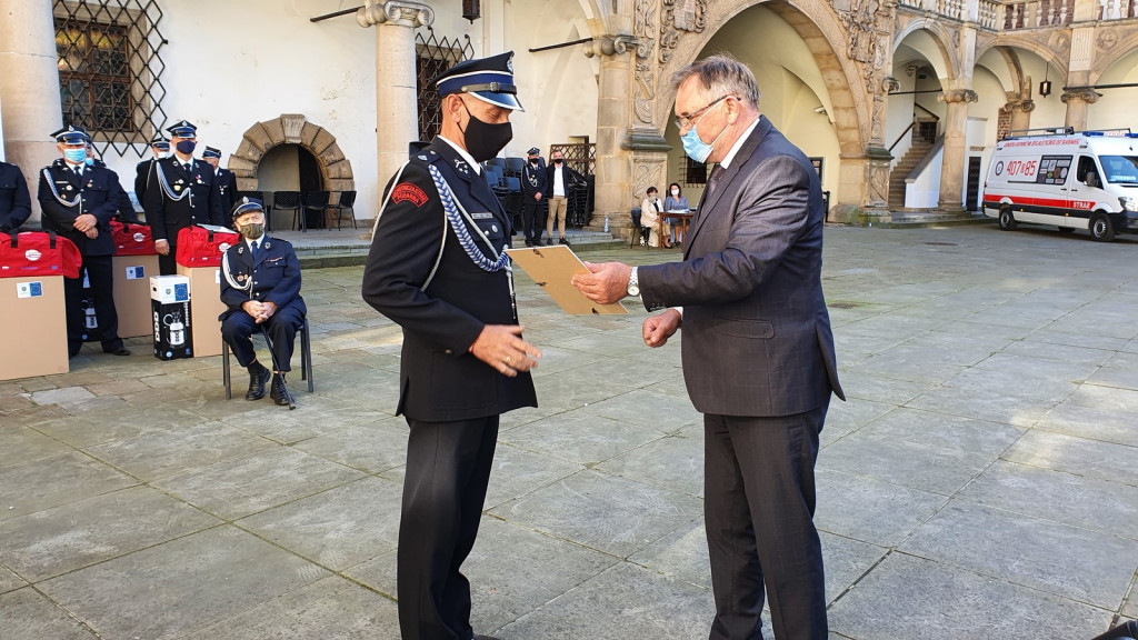 Ochotnicze jednostki straży pożarnej otrzymały pakiety środków ochrony osobistej