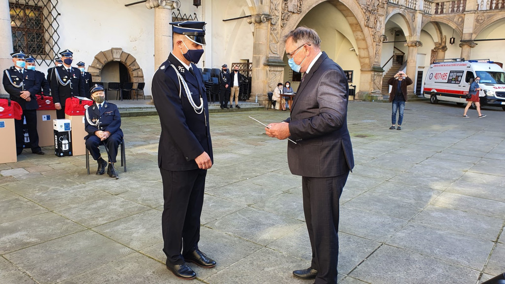Ochotnicze jednostki straży pożarnej otrzymały pakiety środków ochrony osobistej