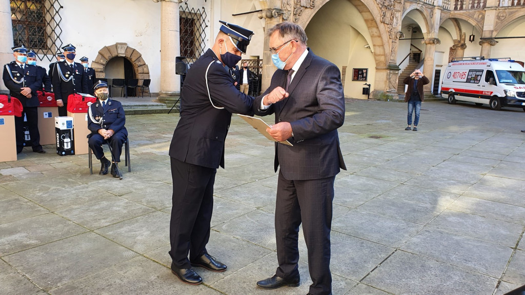 Ochotnicze jednostki straży pożarnej otrzymały pakiety środków ochrony osobistej