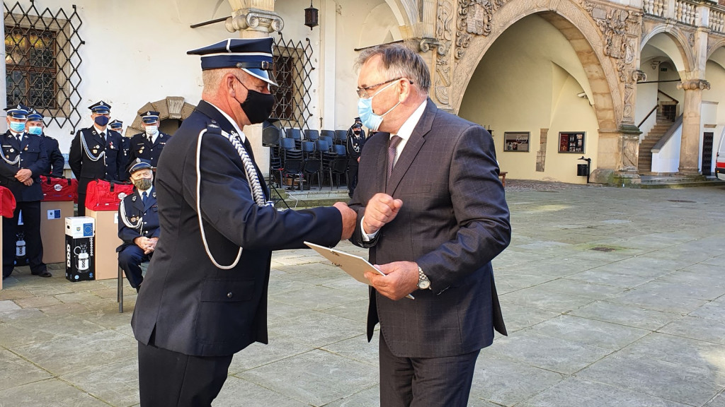 Ochotnicze jednostki straży pożarnej otrzymały pakiety środków ochrony osobistej