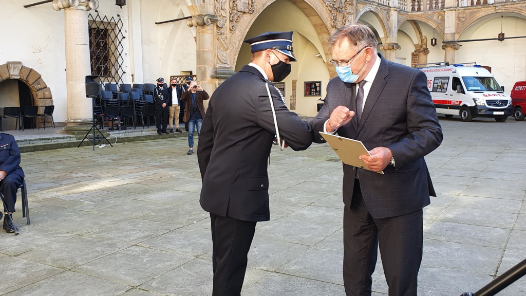 Ochotnicze jednostki straży pożarnej otrzymały pakiety środków ochrony osobistej