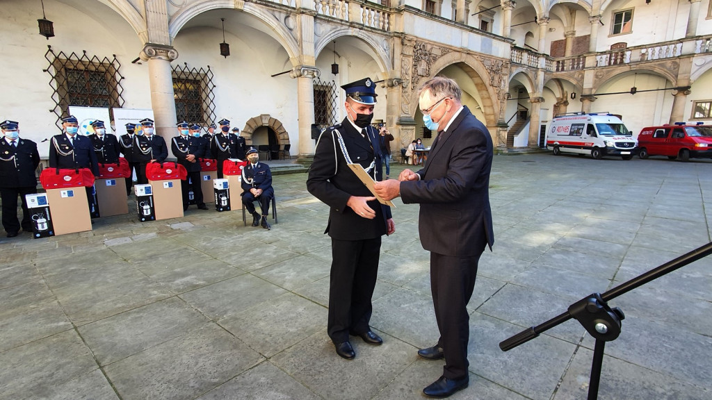 Ochotnicze jednostki straży pożarnej otrzymały pakiety środków ochrony osobistej