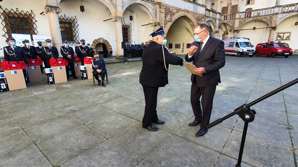 Ochotnicze jednostki straży pożarnej otrzymały pakiety środków ochrony osobistej