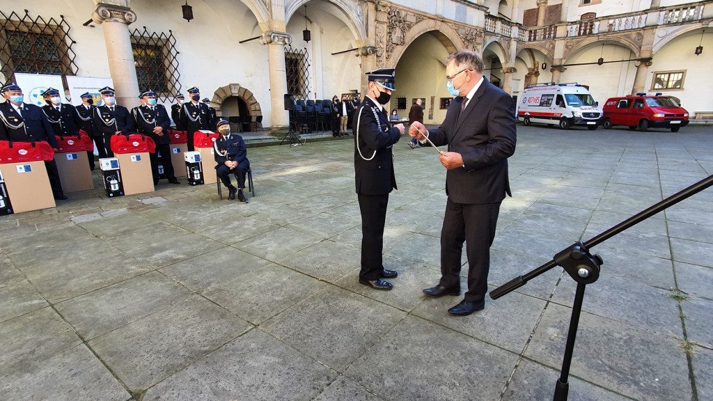Ochotnicze jednostki straży pożarnej otrzymały pakiety środków ochrony osobistej