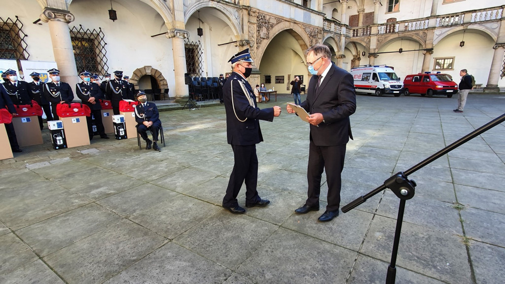 Ochotnicze jednostki straży pożarnej otrzymały pakiety środków ochrony osobistej