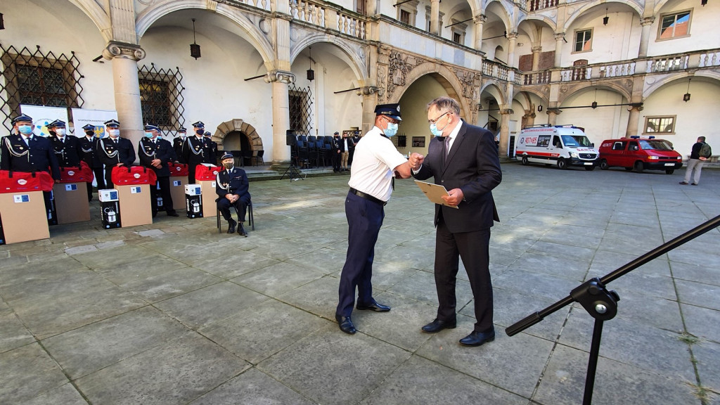 Ochotnicze jednostki straży pożarnej otrzymały pakiety środków ochrony osobistej