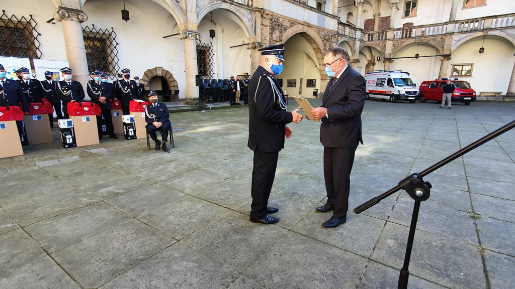 Ochotnicze jednostki straży pożarnej otrzymały pakiety środków ochrony osobistej