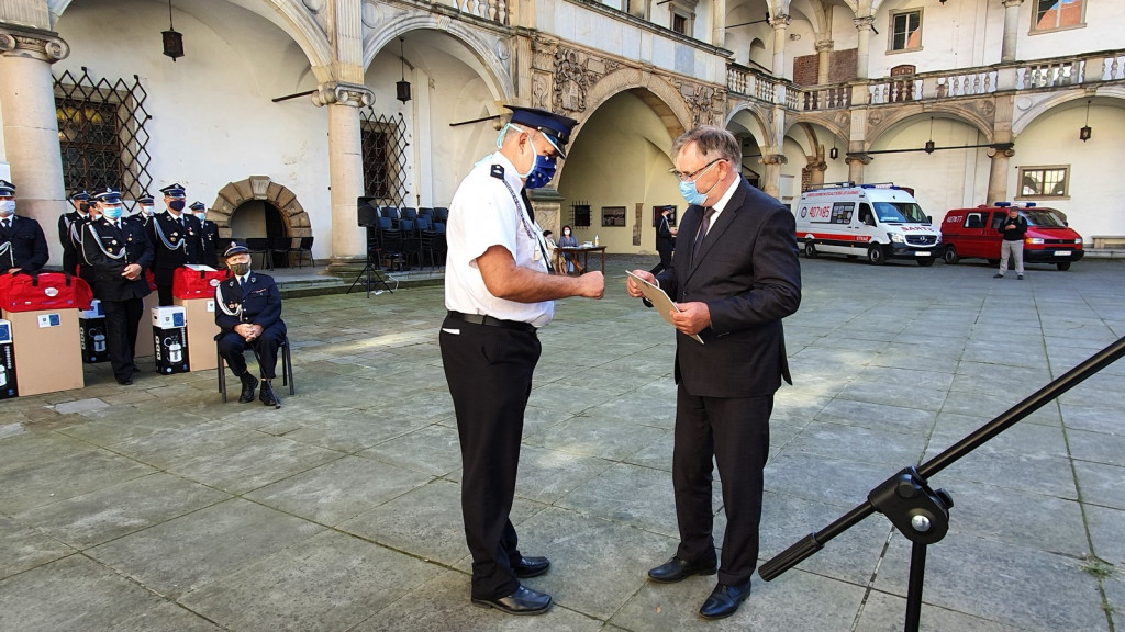 Ochotnicze jednostki straży pożarnej otrzymały pakiety środków ochrony osobistej