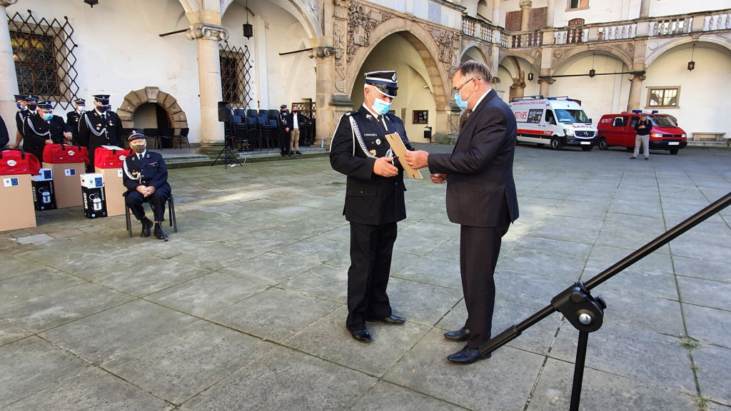Ochotnicze jednostki straży pożarnej otrzymały pakiety środków ochrony osobistej