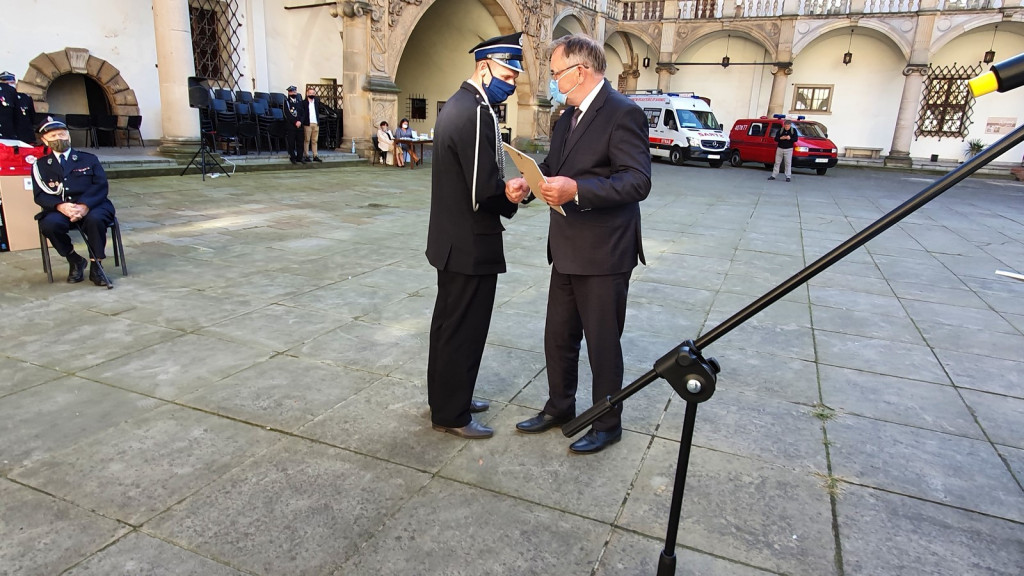 Ochotnicze jednostki straży pożarnej otrzymały pakiety środków ochrony osobistej