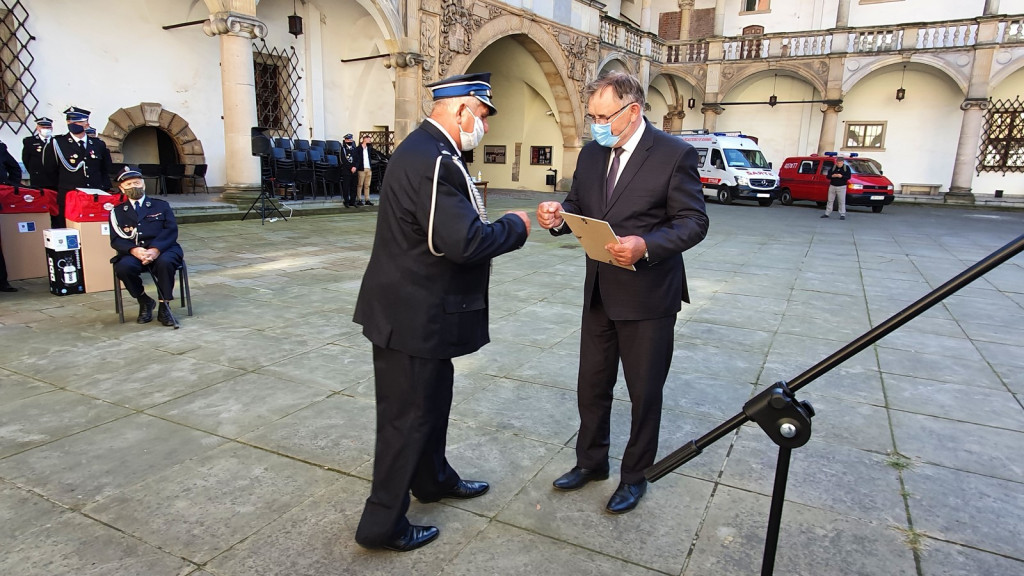 Ochotnicze jednostki straży pożarnej otrzymały pakiety środków ochrony osobistej