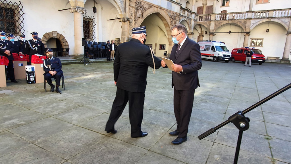 Ochotnicze jednostki straży pożarnej otrzymały pakiety środków ochrony osobistej