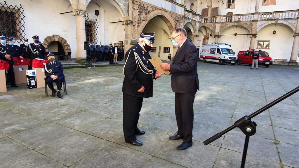 Ochotnicze jednostki straży pożarnej otrzymały pakiety środków ochrony osobistej