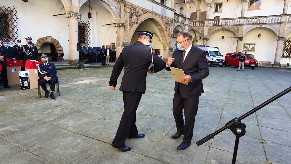 Ochotnicze jednostki straży pożarnej otrzymały pakiety środków ochrony osobistej