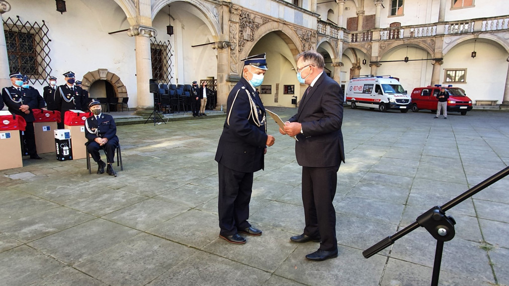 Ochotnicze jednostki straży pożarnej otrzymały pakiety środków ochrony osobistej