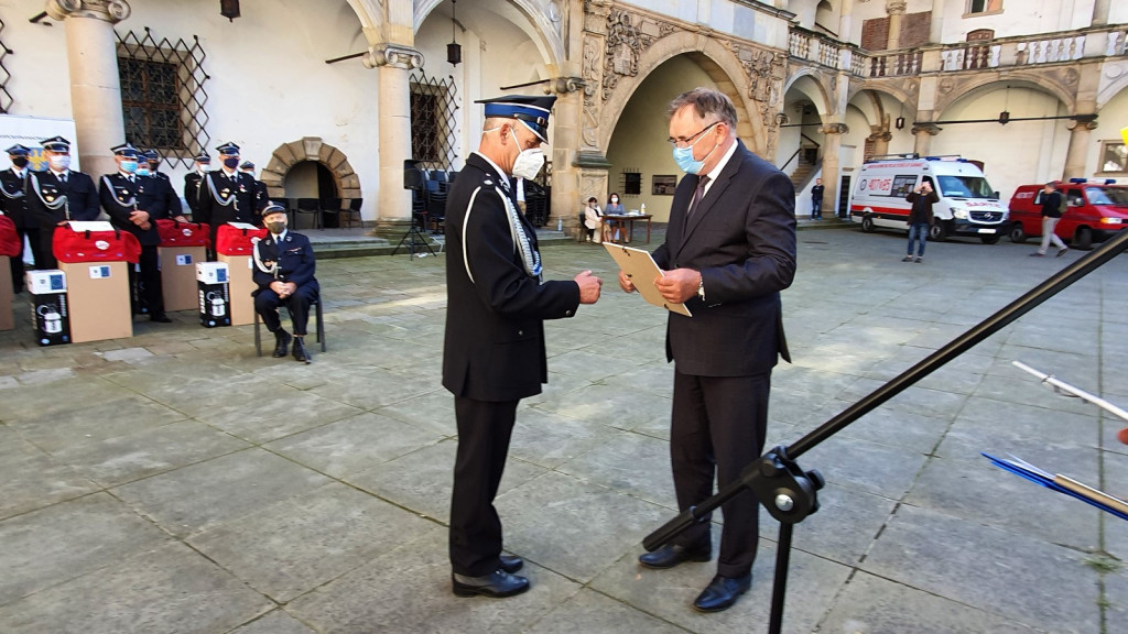 Ochotnicze jednostki straży pożarnej otrzymały pakiety środków ochrony osobistej