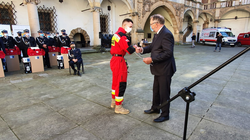 Ochotnicze jednostki straży pożarnej otrzymały pakiety środków ochrony osobistej