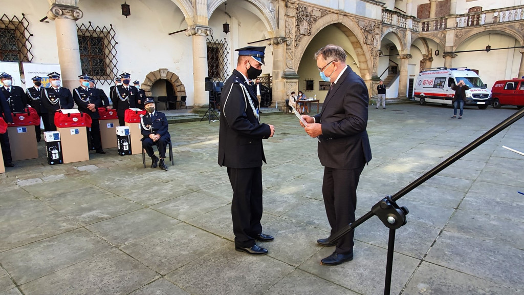 Ochotnicze jednostki straży pożarnej otrzymały pakiety środków ochrony osobistej