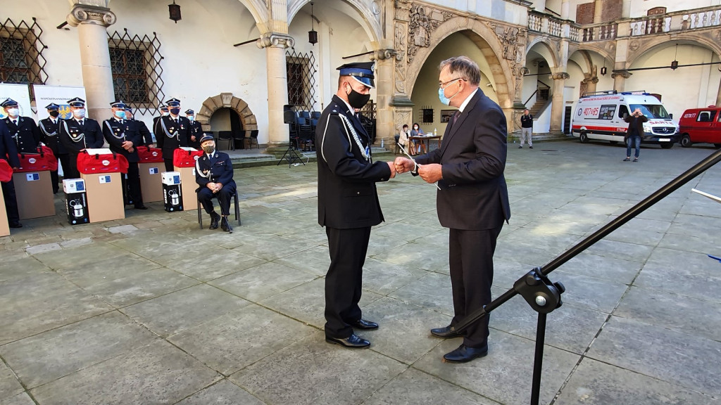 Ochotnicze jednostki straży pożarnej otrzymały pakiety środków ochrony osobistej